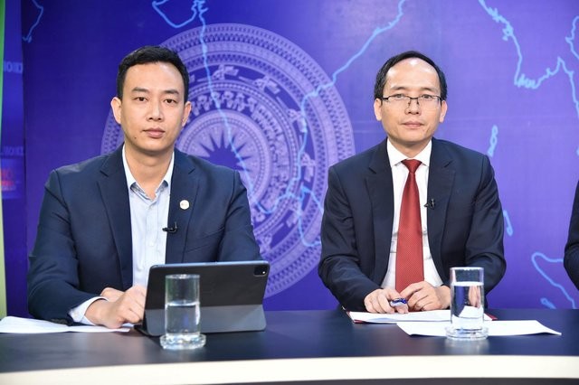 Ông Trương Quang Việt (trái): Sự kết hợp giữa nhà mạng và ngân hàng sẽ đem đến cho ngân hàng những tiện ích về thanh toán dịch vụ nhiều hơn, đa dạng hơn - Ảnh: VGP/Quang Thương