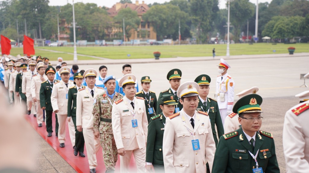 Đoàn đại biểu Đại hội Đoàn toàn quốc báo công dâng Bác