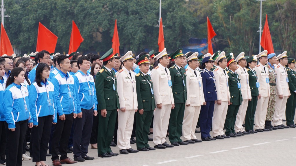 Đoàn đại biểu Đại hội Đoàn toàn quốc báo công dâng Bác