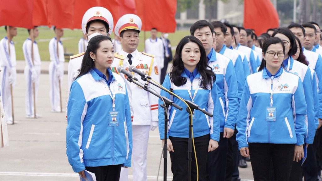 Đoàn đại biểu Đại hội Đoàn toàn quốc báo công dâng Bác