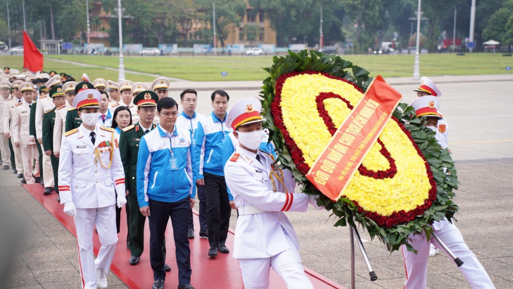 Đoàn đại biểu Đại hội Đoàn toàn quốc báo công dâng Bác