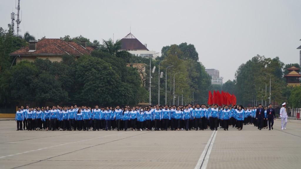 Đoàn đại biểu Đại hội Đoàn toàn quốc báo công dâng Bác