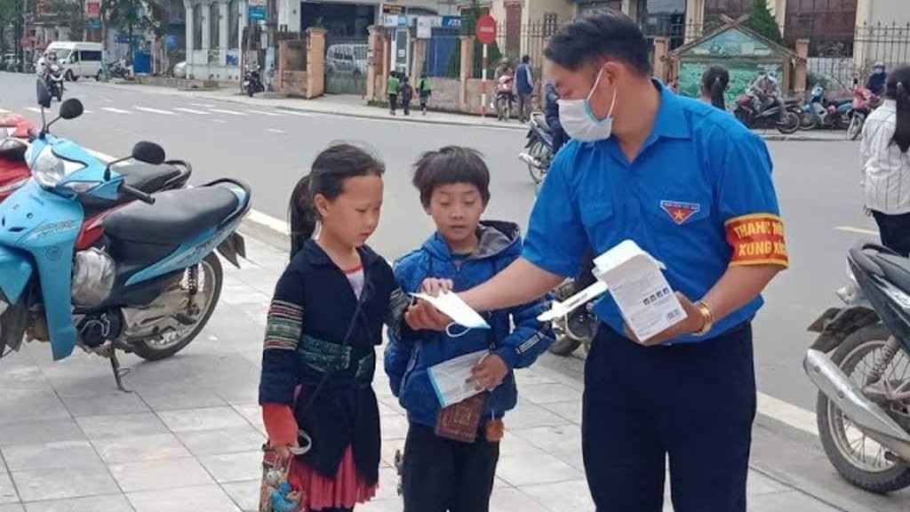 Bí thư Đoàn phường Ô Quý Hồ Thào A Dê tặng khẩu trang cho các em học sinh 