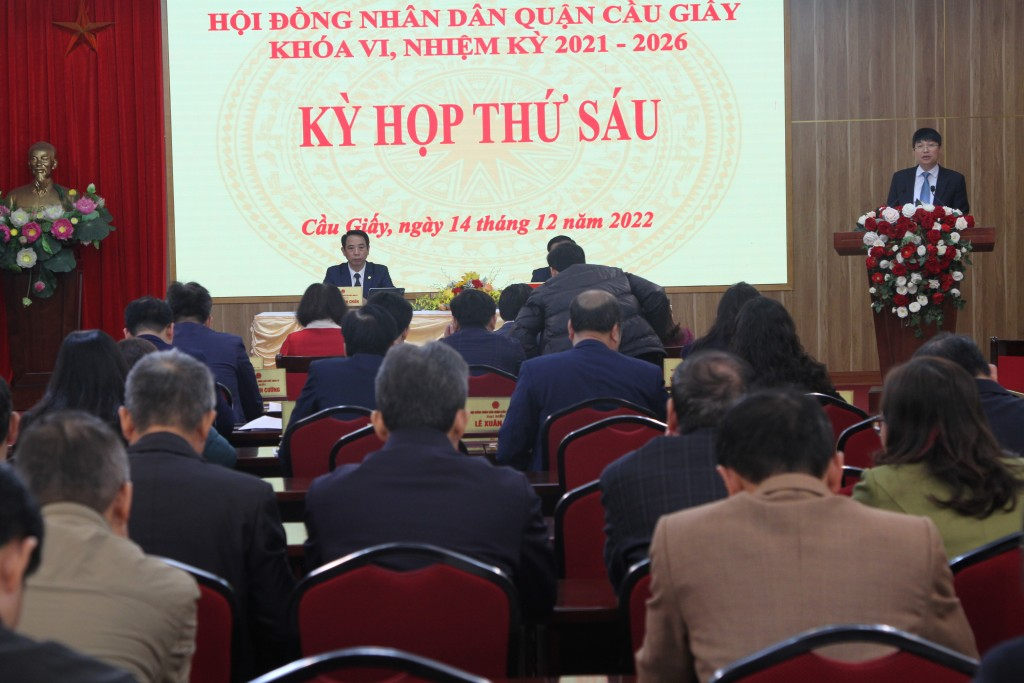 Phó Chủ tịch UBND quận Trần Việt Hà báo cáo tại hội nghị