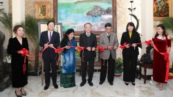 Nữ họa sĩ Văn Dương Thành mở triển lãm "Spring sun" mừng Giáng sinh và năm mới