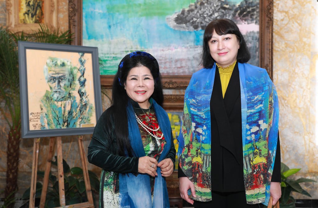 Bà Cristina Romila - Đại sứ đặc mệnh toàn quyền của Rumani tại Việt Nam và nữ họa sĩ Văn Dương Thành