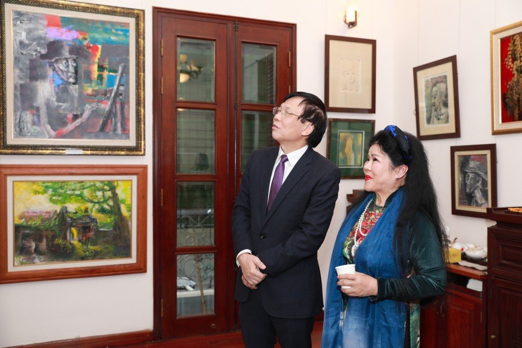 Ông Hồ Quang Lợi tham quan tranh của họa sĩ Văn Dương Thành
