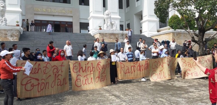 Người dân bức xúc phản đối thái độ coi thường luật pháp của lãnh đạo Công ty Bách Đạt An ngay trước trụ sở Tòa án nhân dân TP Đà Nẵng