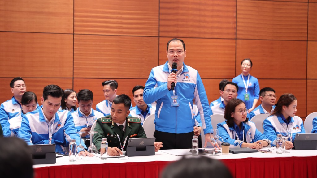 Phó Bí thư Thành đoàn Hà Nội Nguyễn Tiến Hưng chia sẻ ý kiến tại diễn đàn 