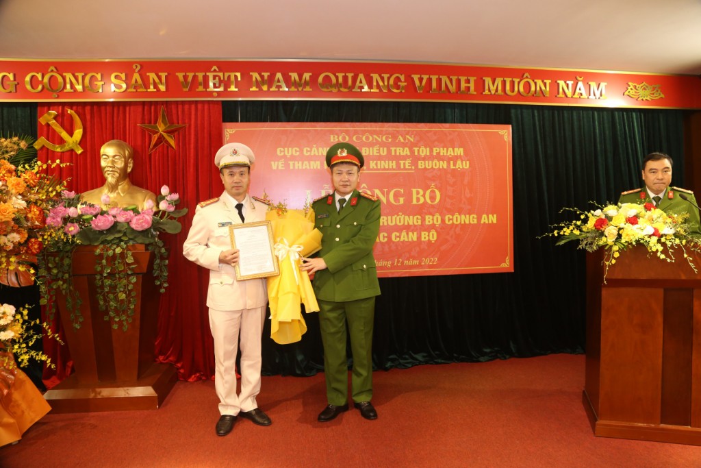 Đại tá Nguyễn Ngọc Lâm, Cục trưởng C03 trao quyết định nhận nhiệm vụ mới cho Đại tá Nguyễn Quang Phương