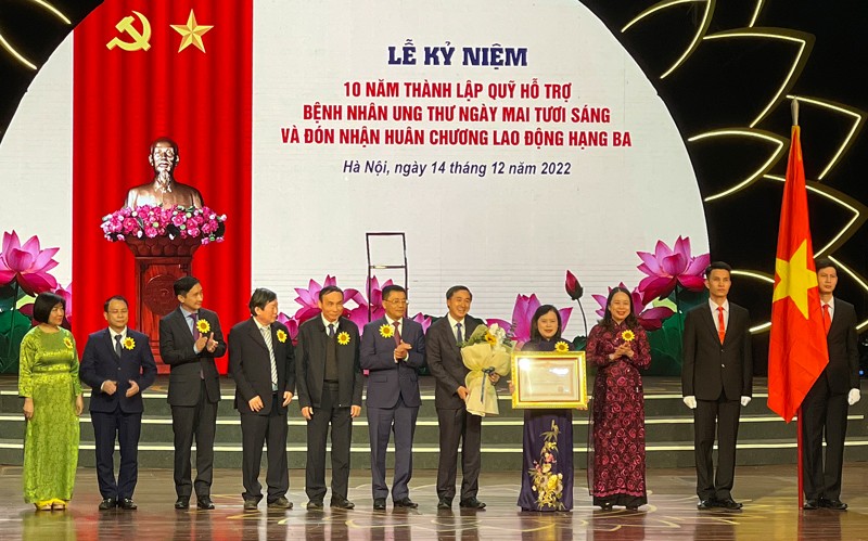 Thay mặt Đảng và Nhà nước, Phó Chủ tịch nước Võ Thị Ánh Xuân trao Huân chương Lao động hạng Ba cho Quỹ Hỗ trợ bệnh nhân ung thư - Ngày mai tươi sáng (Bộ Y tế).