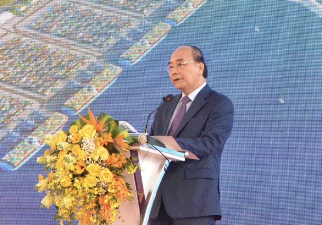 Chủ tịch nước Nguyễn Xuân Phúc nhận định, Cảng Đà Nẵng không những có tiềm năng về giao lưu kinh tế, thương mại, đầu tư quốc tế mà còn là vị trí “yết hầu” về quốc phòng - an ninh (Ảnh Đ.Minh)
