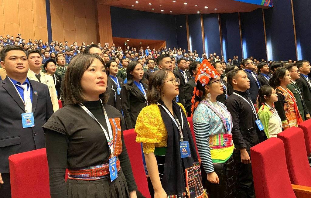 Hoàng Thị Thuận (áo vàng) cùng đoàn đại biểu dân tộc của tỉnh Lai Châu Hoàng Thị Thuận (áo vàng) cùng đoàn đại biểu dân tộc của tỉnh Lai Châu