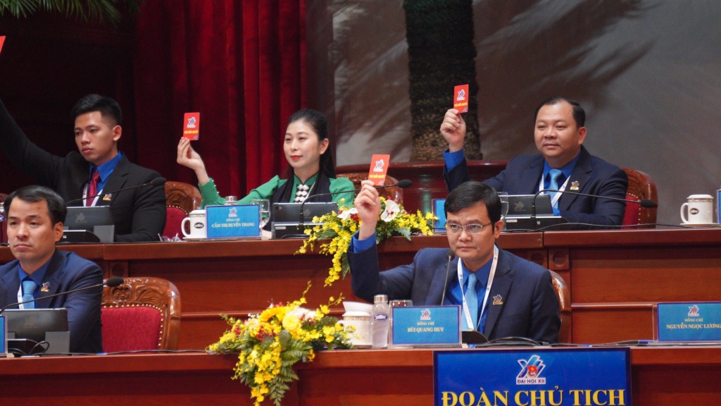 Đoàn Chủ tịch giơ thẻ biểu quyết tại Đại hội