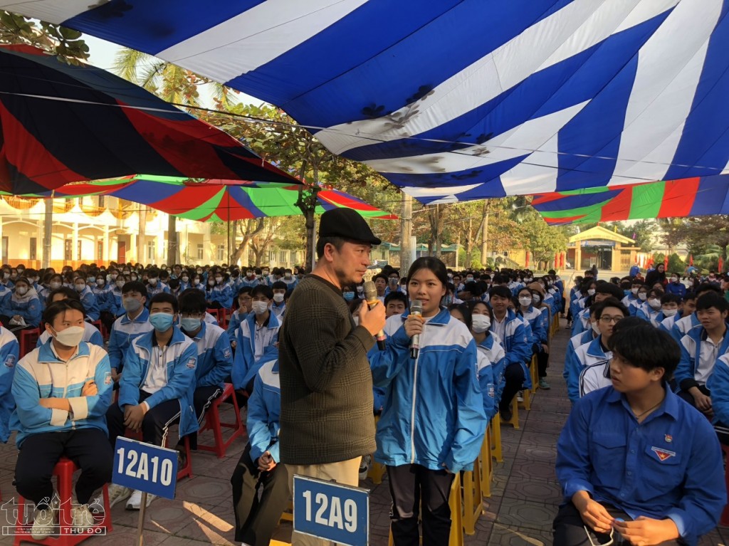 Các Đoàn viên Trường Lý Thường Kiệt hào hứng tham gia trả lời các câu hỏi về tác hại của thuộc là, thuốc lá điện tử 