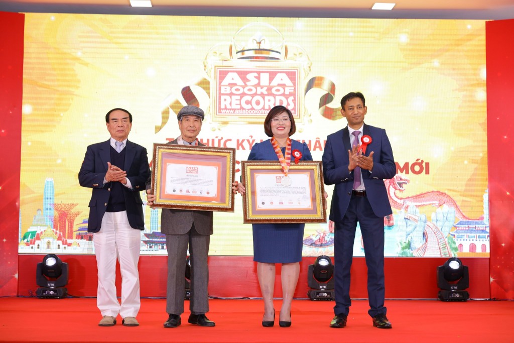 Đạo diễn Nguyễn Minh Chuyên (thứ 2 từ trái sang) được Trao 2 kỷ lục châu Á mới của Việt Nam