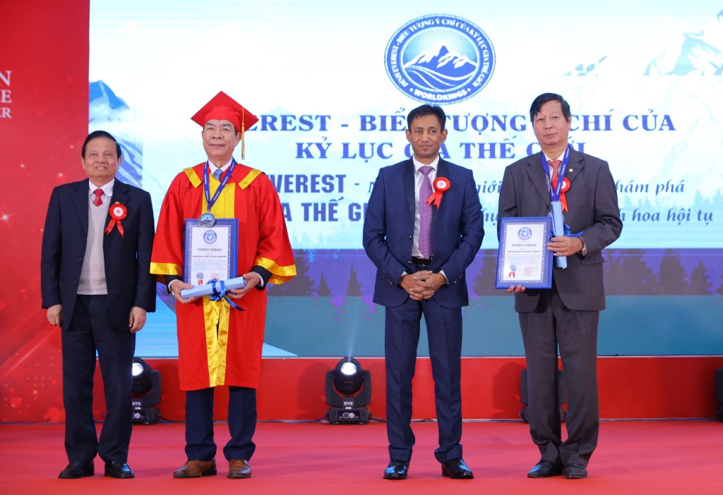 Trao giải thưởng Everest - Biểu tượng của Cộng đồng Kỷ lục Gia Thế giới tới Tập đoàn Vin Group và Tổ hợp Công ty CP Gốm Đất Việt