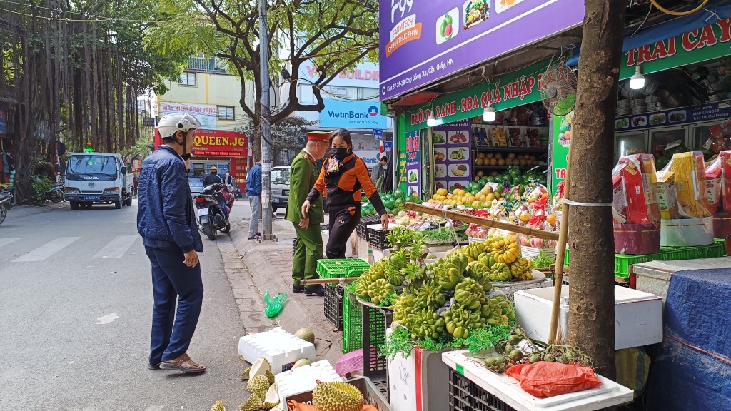 Nhắc nhở người dân kinh doanh khu vực chợ Đồng Xa bày bán hàng tràn lan vỉa hè