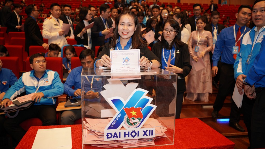 Các đại biểu bỏ phiếu bầu Ban Chấp hành Trung ương Đoàn khóa XiI, nhiệm kỳ 2022 - 2027