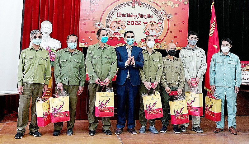 Liên đoàn Lao động thành phố Hà Nội tặng quà Tết cho người lao động