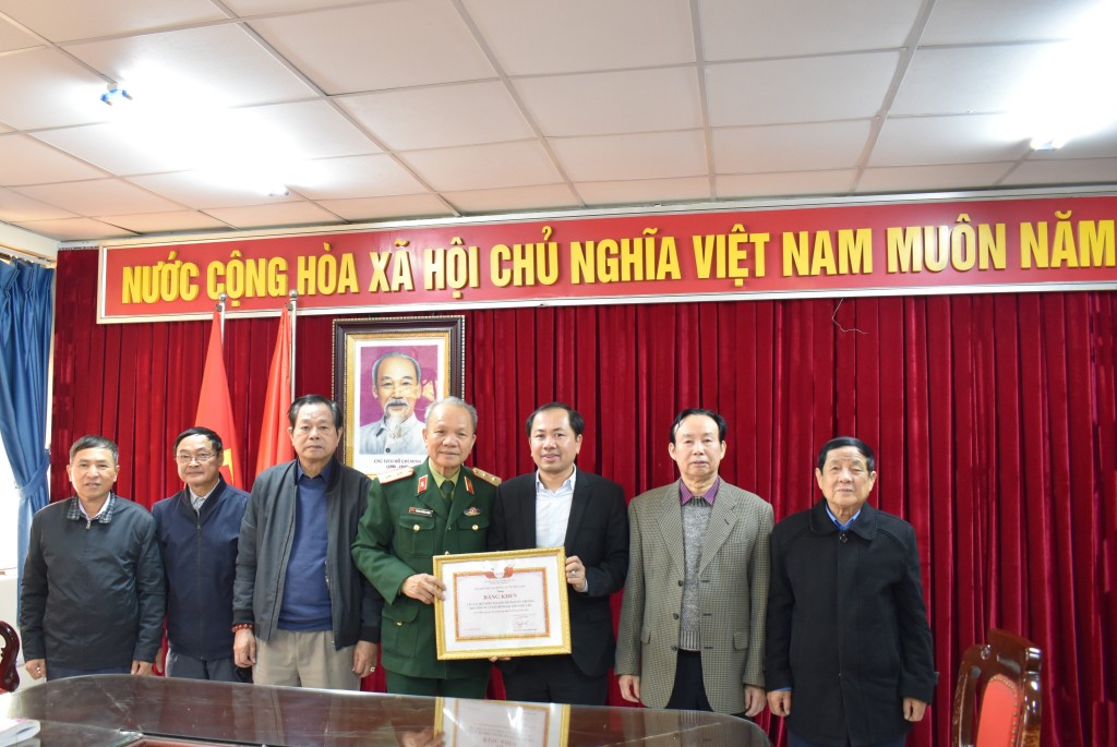 Trung tướng Hoàng Khánh Hưng - Chủ tịch Hội Hỗ trợ gia đình liệt sĩ Việt Nam trao bằng khen cho CLB thiện nguyện Ấm Tình Yêu Thương
