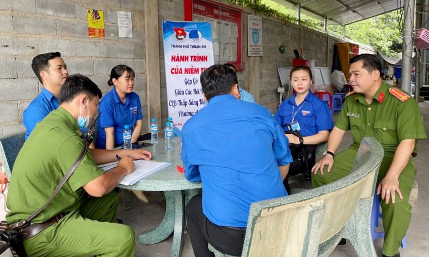 Ngành chức năng TP.Thuận An gặp gỡ thanh niên “chậm tiến” trong Câu lạc bộ “Thắp sáng niềm tin” để tuyên truyền pháp luật