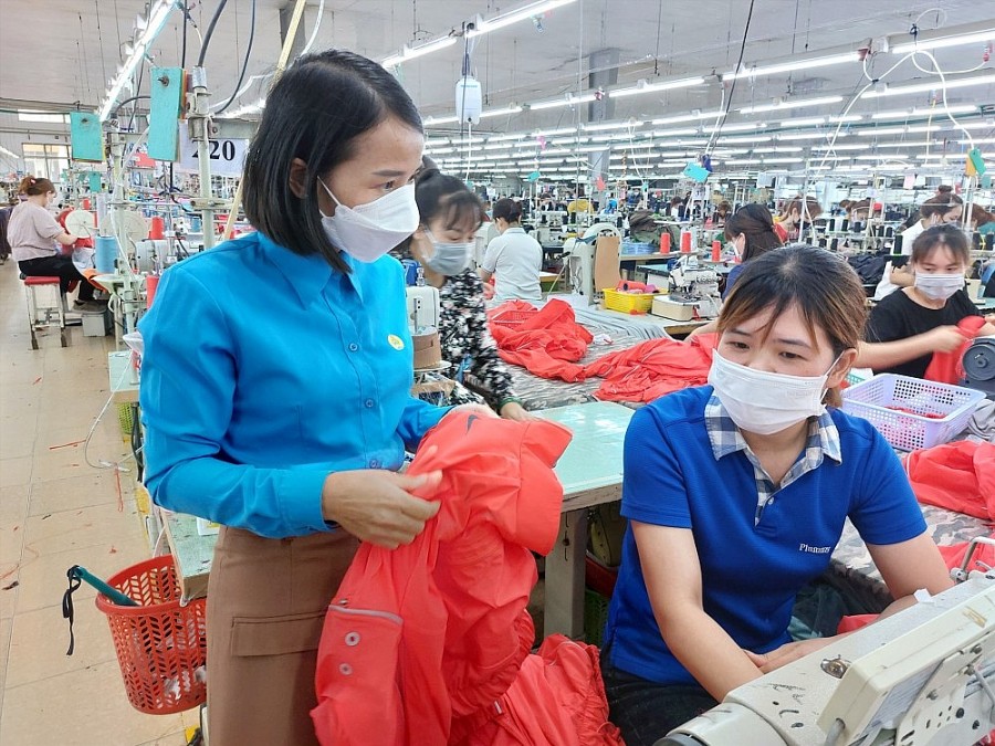 Chủ tịch Công đoàn Công ty May liên doanh Plummy Hà Thị Phương Anh thăm hỏi, chia sẻ với người lao động