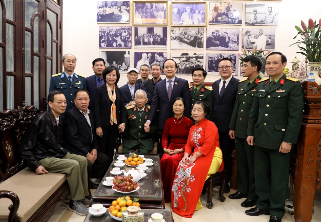 Chủ tịch HĐND TP Nguyễn Ngọc Tuấn thăm, tặng quà các đơn vị, cá nhân tiêu biểu