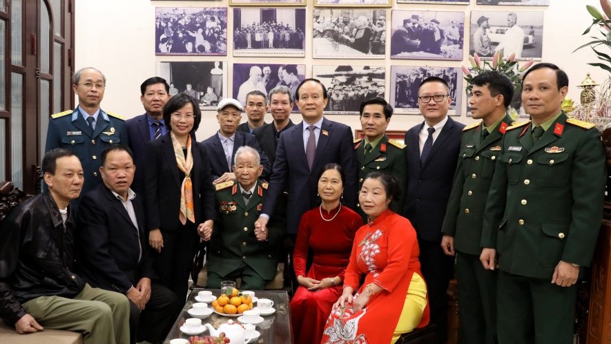 Chủ tịch HĐND TP Nguyễn Ngọc Tuấn thăm, tặng quà các đơn vị, cá nhân tiêu biểu
