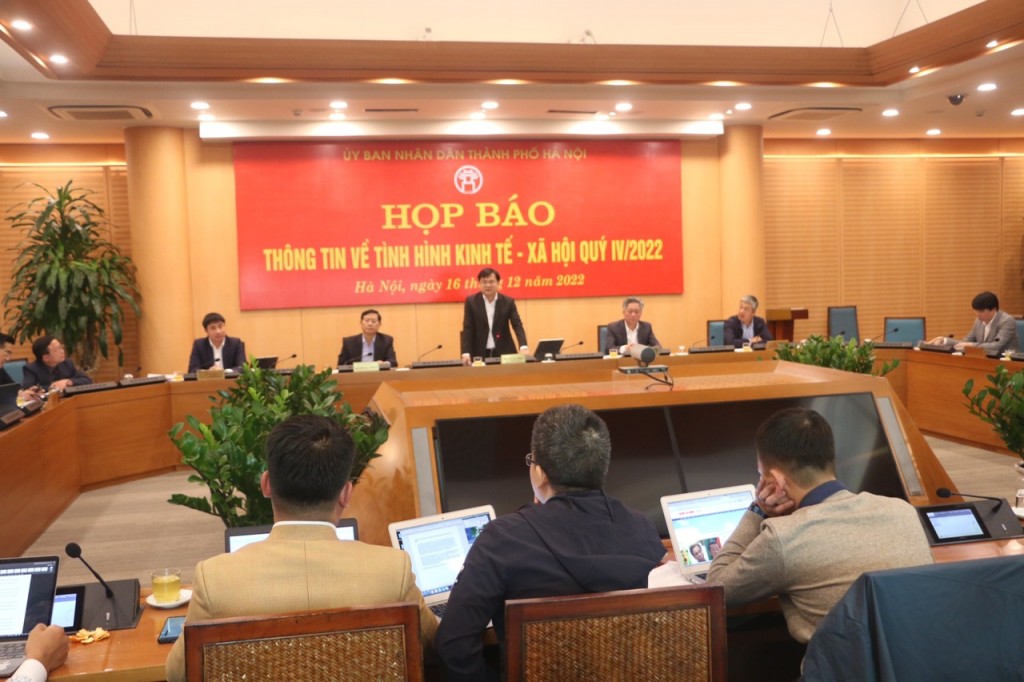 Hà Nội: Rà soát, tạm dừng ngay việc sử dụng hè phố làm điểm đỗ xe ô tô, tập kết vật liệu xây dựng