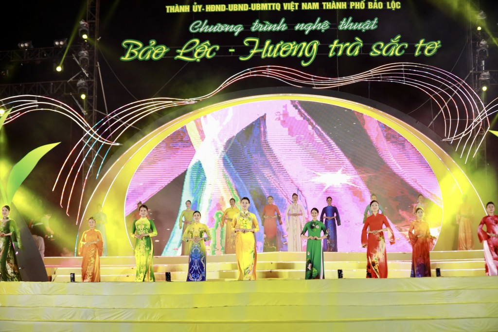 “Bảo Lộc, Hương trà - Sắc tơ” là một trong các chương trình chính mở màn Festival hoa Đà Lạt lần thứ 9 năm 2022