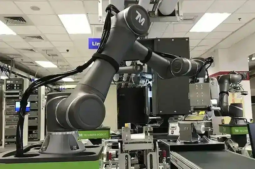 Các giải pháp liên quan tới các dòng robot công nghiệp, robot để bàn, cartesian, scara, robot tương tác 6 trục