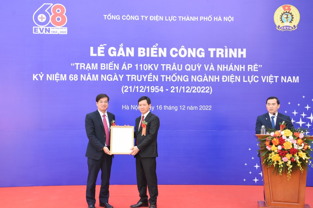 Công đoàn Tập đoàn Điện lực Việt Nam trao Quyết định công nhận công trình gắn biển thi đua: “Xây dựng mới TBA 110kV Trâu Quỳ và nhánh rẽ”