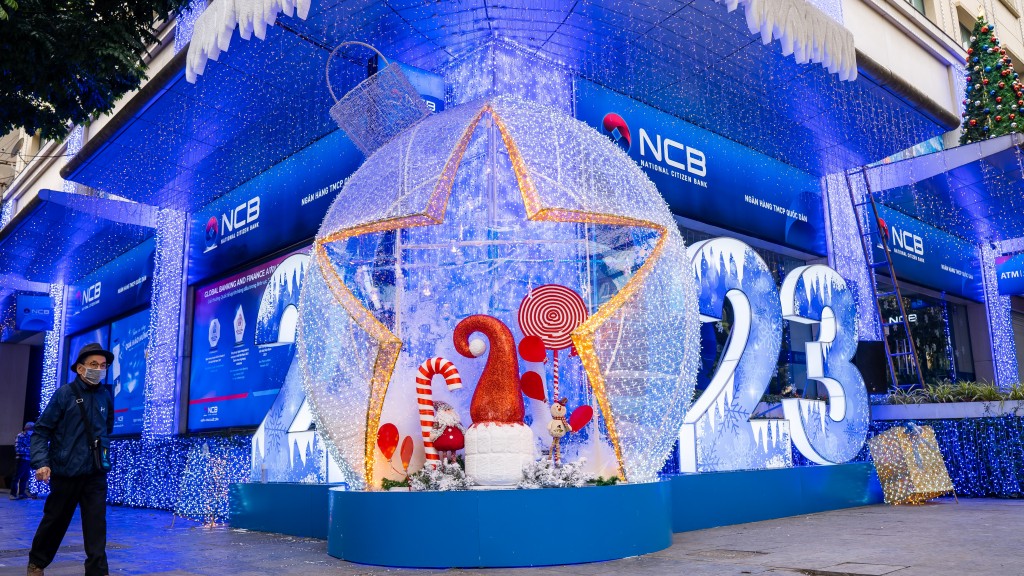 Chiêm ngưỡng những cây thông Noel "khổng lồ" ở Hà Nội