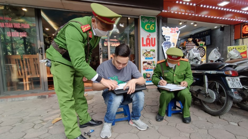 Tài xế xe công nghệ ký vào biên bản vi phạm hành chính