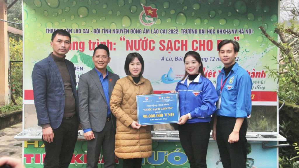 Tuổi trẻ trường Đại học KHoa học Xã hội và Nhân văn trao tặng công trình nước sạch tới đại diện nhà trường 