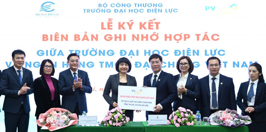 Đại diện PVcomBank ký kết hợp tác và trao học bổng toàn phần tới sinh viên Trường Đại học Điện lực