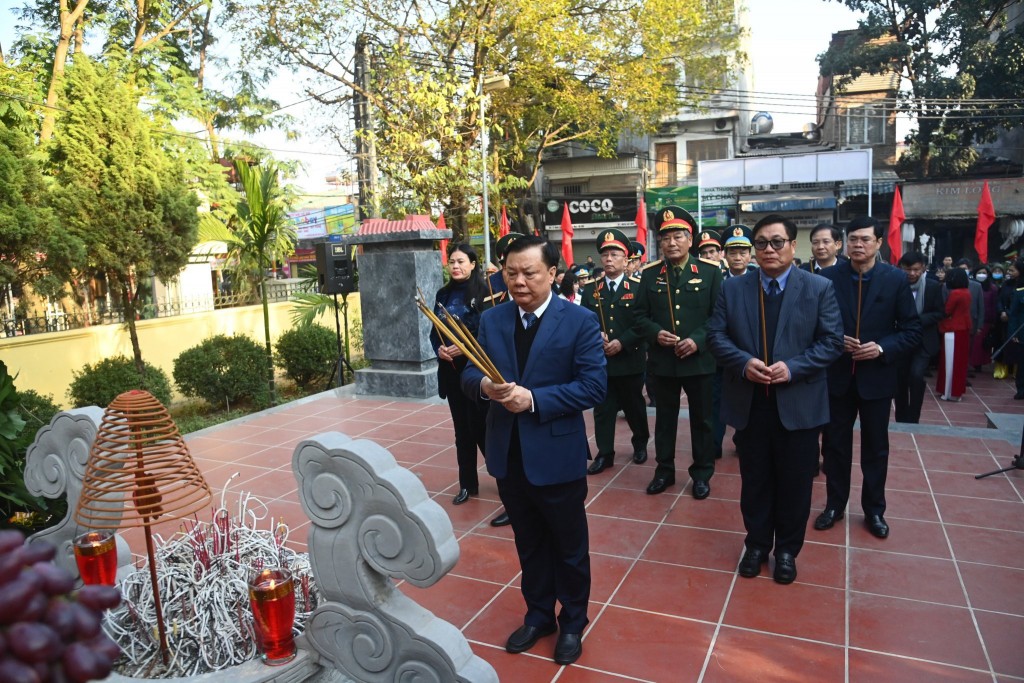 Bí thư Thành ủy Hà Nội dâng hương kỷ niệm 50 năm chiến thắng “Hà Nội - Điện Biên Phủ trên không”