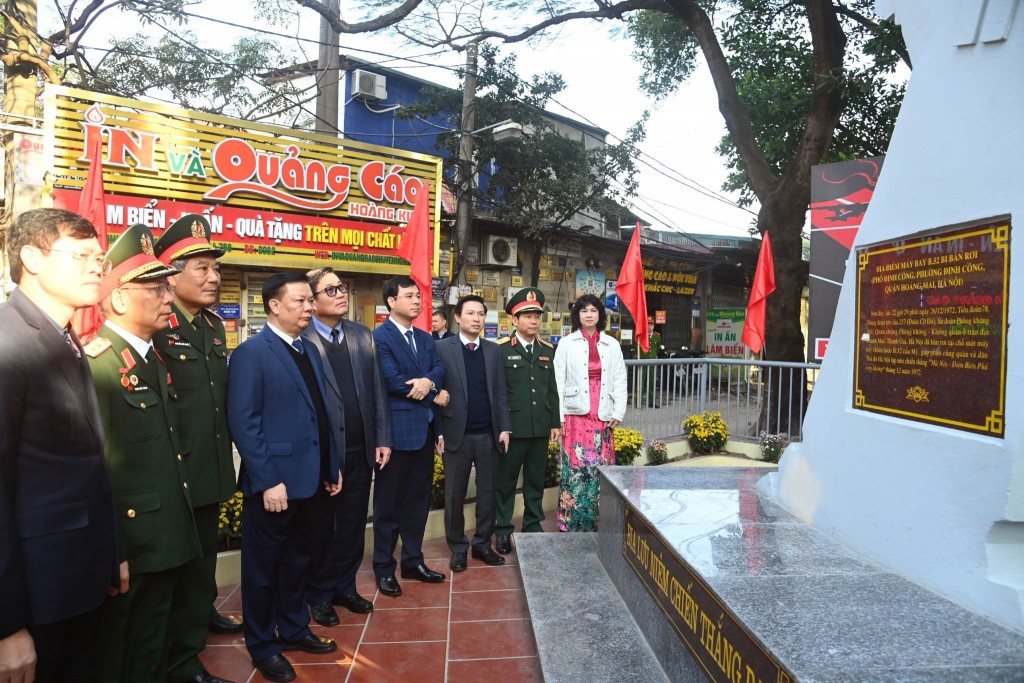 Bí thư Thành ủy Hà Nội dâng hương kỷ niệm 50 năm chiến thắng “Hà Nội - Điện Biên Phủ trên không”