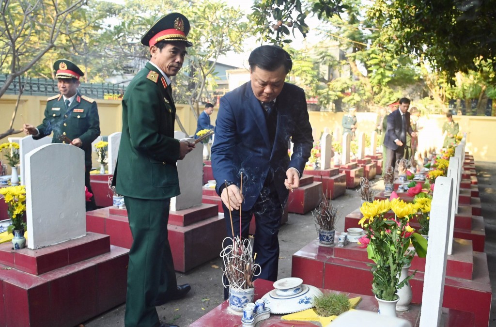 Bí thư Thành ủy Hà Nội dâng hương kỷ niệm 50 năm chiến thắng “Hà Nội - Điện Biên Phủ trên không”