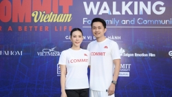 Hoa hậu Thu Hoài cùng chồng đi bộ kêu gọi chống bạo lực gia đình