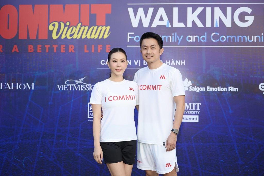Hoa hậu Thu Hoài cùng chồng đi bộ góp phần chống bạo lực gia đình