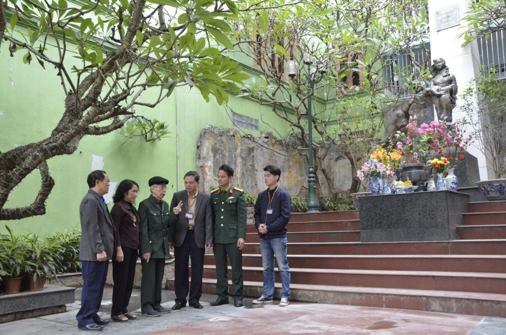 Đài Tưởng niệm Khâm Thiên là nơi tưởng nhớ những người đã khuất vì trận bom kinh hoàng năm 1972 và là nơi giáo dục truyền thống cho thế hệ trẻ