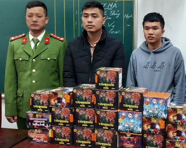 Công an huyện Anh Sơn bắt giữ đối tượng Nguyễn Quý Toản và Phan Sỹ Đức về hành vi buôn bán hàng cấm (pháo)
