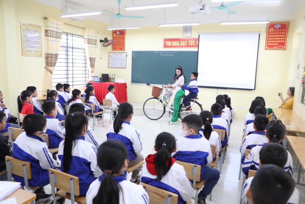 Các em học sinh tỉnh Ninh Bình được thực tế học về kỹ năng tham gia giao thông an toàn