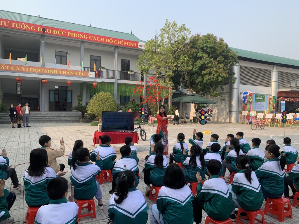 Các em học sinh tỉnh Phú Thọ được thực tế học về kỹ năng tham gia giao thông an toàn