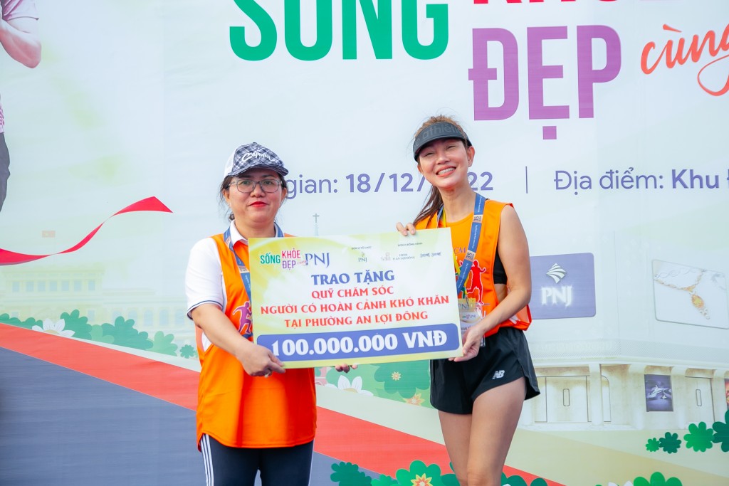 Bà Trần Thị Thu Hà - Trưởng BTC trao tặng 100 triệu đồng cho đại diện phường An Lợi Đông, TP Thủ Đức, để đóng góp vào quỹ Chăm sóc người có hoàn cảnh khó khăn