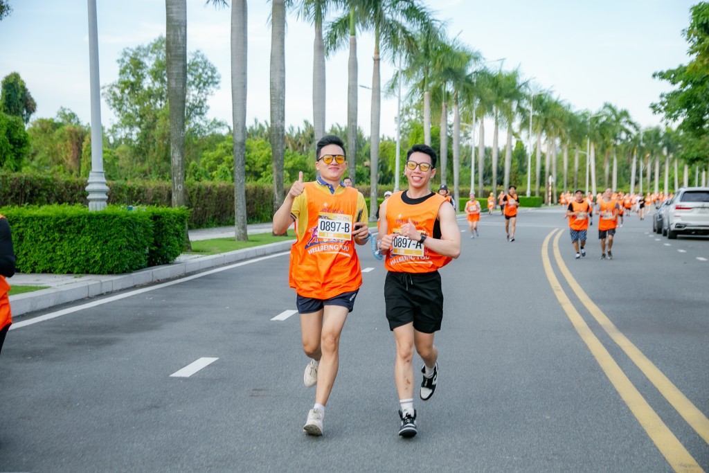 Đường chạy 5km luôn có người bạn đồng hành, gắn kết và hỗ trợ nhau 