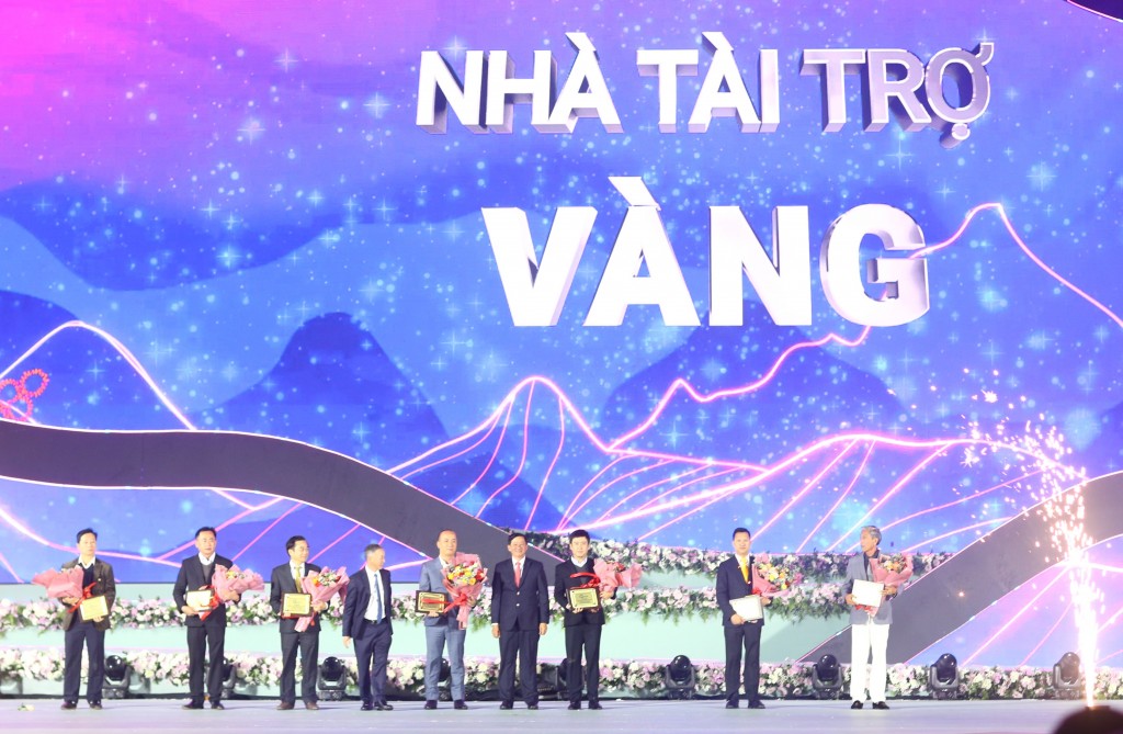Đại diện Tập đoàn Tân Á Đại Thành, ông Trần Công Thành, PTGĐ Tổng công ty Bất động sản Tân Á Đại Thành – Meyland (ngoài cùng bên trái) cùng các nhà tài trợ Festival Hoa Đà Lạt lần thứ IX năm 2022. (Ảnh: Phi Long)