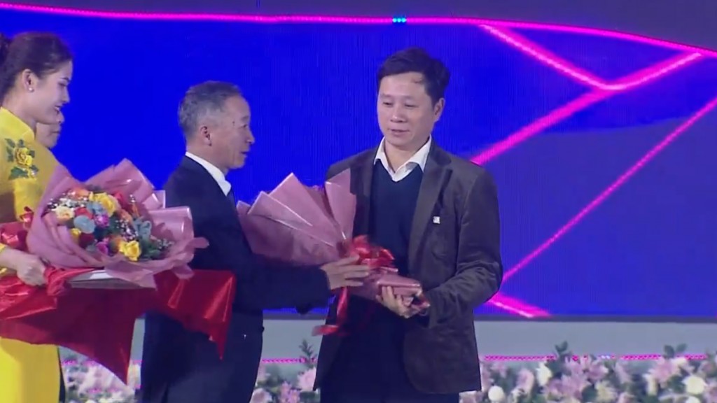 Đại diện Tập đoàn Tân Á Đại Thành, ông Trần Công Thành, PTGĐ Tổng công ty Bất động sản Tân Á Đại Thành – Meyland nhận kỷ niệm chương từ ông Trần Văn Hiệp, Phó Bí thư Tỉnh ủy, Chủ tịch UBND tỉnh Lâm Đồng, Trưởng Ban tổ chức Festival Hoa Đà Lạt lần thứ IX n